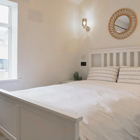 Cozy 2-bedroom Detached No-7